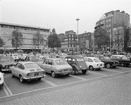 850450 Afbeelding van geparkeerde auto's op het Vredenburg te Utrecht, uit het zuidwesten; op de achtergrond links ...